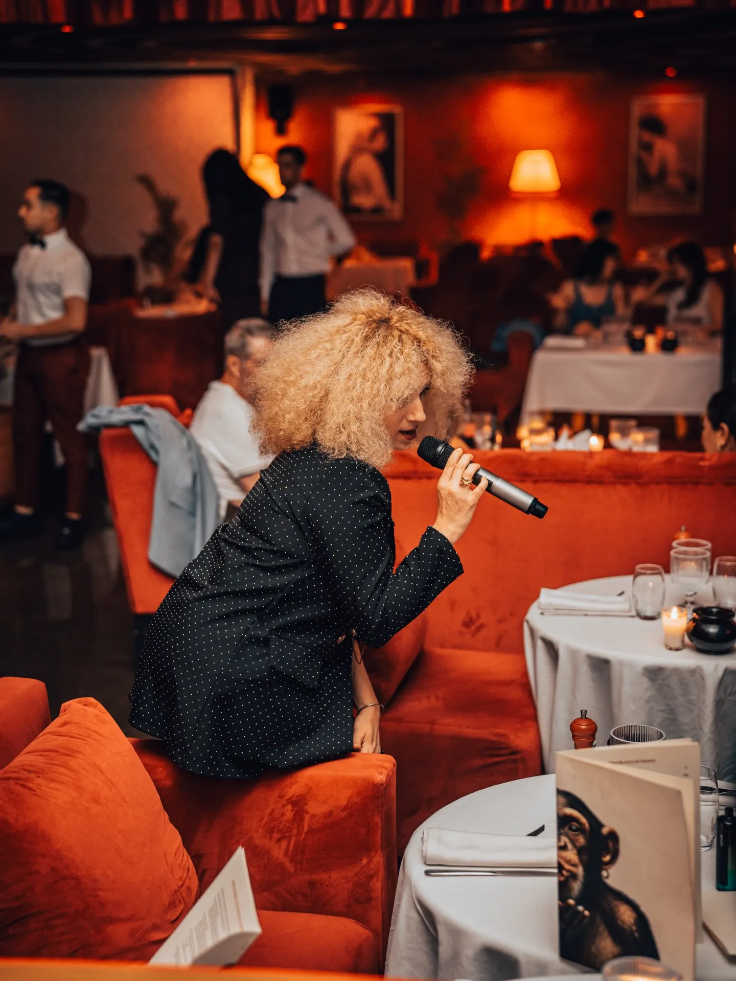 Maureen Angot singing between the tables at LOV
